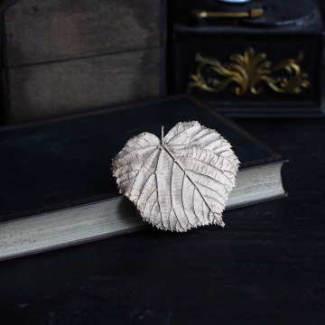 Gilded linden leaf - brooch