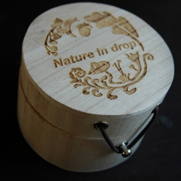 Dřevěná krabice s logo